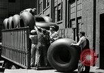 Standbild Arbeitnehmer rolling große Reifen Schläuche Akron Ohio USA, 1941, aus Sekunde 56 historischem Filmmaterial Videoclip 65675030483
