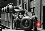 Standbild Arbeitnehmer rolling große Reifen Schläuche Akron Ohio USA, 1941, aus Sekunde 57 historischem Filmmaterial Videoclip 65675030483