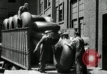 Standbild Arbeitnehmer rolling große Reifen Schläuche Akron Ohio USA, 1941, aus Sekunde 58 historischem Filmmaterial Videoclip 65675030483