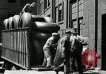 Standbild Arbeitnehmer rolling große Reifen Schläuche Akron Ohio USA, 1941, aus Sekunde 59 historischem Filmmaterial Videoclip 65675030483