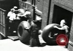 Standbild Arbeitnehmer rolling große Reifen Schläuche Akron Ohio USA, 1941, aus Sekunde 60 historischem Filmmaterial Videoclip 65675030483