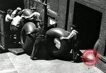 Standbild Arbeitnehmer rolling große Reifen Schläuche Akron Ohio USA, 1941, aus Sekunde 61 historischem Filmmaterial Videoclip 65675030483