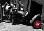 Standbild Arbeitnehmer rolling große Reifen Schläuche Akron Ohio USA, 1941, aus Sekunde 62 historischem Filmmaterial Videoclip 65675030483