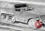 Immagine di A mezza via camion cisterna di miscelazione via e pneumatici Akron Ohio USA, 1941, secondo 1 filmato di repertorio 65675030484