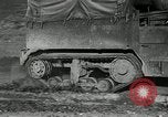 Immagine di A mezza via camion cisterna di miscelazione via e pneumatici Akron Ohio USA, 1941, secondo 3 filmato di repertorio 65675030484