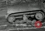 Immagine di A mezza via camion cisterna di miscelazione via e pneumatici Akron Ohio USA, 1941, secondo 4 filmato di repertorio 65675030484