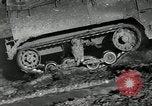 Immagine di A mezza via camion cisterna di miscelazione via e pneumatici Akron Ohio USA, 1941, secondo 5 filmato di repertorio 65675030484