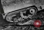 Immagine di A mezza via camion cisterna di miscelazione via e pneumatici Akron Ohio USA, 1941, secondo 6 filmato di repertorio 65675030484