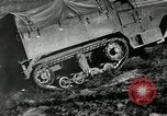 Immagine di A mezza via camion cisterna di miscelazione via e pneumatici Akron Ohio USA, 1941, secondo 7 filmato di repertorio 65675030484