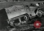 Immagine di A mezza via camion cisterna di miscelazione via e pneumatici Akron Ohio USA, 1941, secondo 8 filmato di repertorio 65675030484