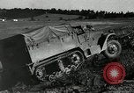 Immagine di A mezza via camion cisterna di miscelazione via e pneumatici Akron Ohio USA, 1941, secondo 9 filmato di repertorio 65675030484