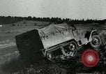 Immagine di A mezza via camion cisterna di miscelazione via e pneumatici Akron Ohio USA, 1941, secondo 10 filmato di repertorio 65675030484