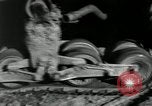 Immagine di A mezza via camion cisterna di miscelazione via e pneumatici Akron Ohio USA, 1941, secondo 11 filmato di repertorio 65675030484