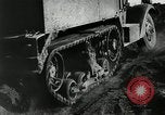 Immagine di A mezza via camion cisterna di miscelazione via e pneumatici Akron Ohio USA, 1941, secondo 13 filmato di repertorio 65675030484