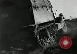 Immagine di A mezza via camion cisterna di miscelazione via e pneumatici Akron Ohio USA, 1941, secondo 14 filmato di repertorio 65675030484