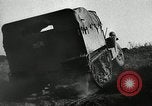 Immagine di A mezza via camion cisterna di miscelazione via e pneumatici Akron Ohio USA, 1941, secondo 15 filmato di repertorio 65675030484