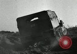 Immagine di A mezza via camion cisterna di miscelazione via e pneumatici Akron Ohio USA, 1941, secondo 16 filmato di repertorio 65675030484