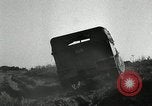 Immagine di A mezza via camion cisterna di miscelazione via e pneumatici Akron Ohio USA, 1941, secondo 17 filmato di repertorio 65675030484
