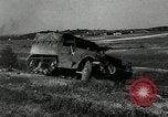 Immagine di A mezza via camion cisterna di miscelazione via e pneumatici Akron Ohio USA, 1941, secondo 18 filmato di repertorio 65675030484