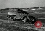 Immagine di A mezza via camion cisterna di miscelazione via e pneumatici Akron Ohio USA, 1941, secondo 19 filmato di repertorio 65675030484