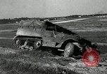 Immagine di A mezza via camion cisterna di miscelazione via e pneumatici Akron Ohio USA, 1941, secondo 20 filmato di repertorio 65675030484