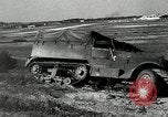 Immagine di A mezza via camion cisterna di miscelazione via e pneumatici Akron Ohio USA, 1941, secondo 22 filmato di repertorio 65675030484