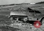Immagine di A mezza via camion cisterna di miscelazione via e pneumatici Akron Ohio USA, 1941, secondo 23 filmato di repertorio 65675030484