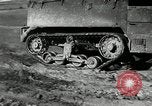 Immagine di A mezza via camion cisterna di miscelazione via e pneumatici Akron Ohio USA, 1941, secondo 24 filmato di repertorio 65675030484