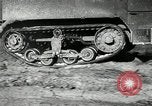 Immagine di A mezza via camion cisterna di miscelazione via e pneumatici Akron Ohio USA, 1941, secondo 25 filmato di repertorio 65675030484