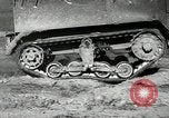 Immagine di A mezza via camion cisterna di miscelazione via e pneumatici Akron Ohio USA, 1941, secondo 26 filmato di repertorio 65675030484