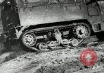 Immagine di A mezza via camion cisterna di miscelazione via e pneumatici Akron Ohio USA, 1941, secondo 28 filmato di repertorio 65675030484