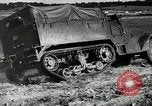 Immagine di A mezza via camion cisterna di miscelazione via e pneumatici Akron Ohio USA, 1941, secondo 29 filmato di repertorio 65675030484