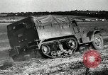 Immagine di A mezza via camion cisterna di miscelazione via e pneumatici Akron Ohio USA, 1941, secondo 30 filmato di repertorio 65675030484