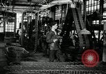 Immagine di Mezza carreggiata linea di assemblaggio Akron Ohio USA, 1941, secondo 12 filmato di repertorio 65675030485