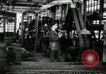 Immagine di Mezza carreggiata linea di assemblaggio Akron Ohio USA, 1941, secondo 13 filmato di repertorio 65675030485