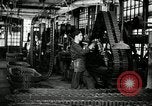 Immagine di Mezza carreggiata linea di assemblaggio Akron Ohio USA, 1941, secondo 14 filmato di repertorio 65675030485