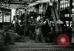 Immagine di Mezza carreggiata linea di assemblaggio Akron Ohio USA, 1941, secondo 15 filmato di repertorio 65675030485