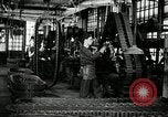 Immagine di Mezza carreggiata linea di assemblaggio Akron Ohio USA, 1941, secondo 16 filmato di repertorio 65675030485