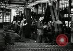 Immagine di Mezza carreggiata linea di assemblaggio Akron Ohio USA, 1941, secondo 22 filmato di repertorio 65675030485