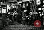 Immagine di Mezza carreggiata linea di assemblaggio Akron Ohio USA, 1941, secondo 23 filmato di repertorio 65675030485