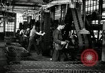 Immagine di Mezza carreggiata linea di assemblaggio Akron Ohio USA, 1941, secondo 24 filmato di repertorio 65675030485