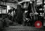 Immagine di Mezza carreggiata linea di assemblaggio Akron Ohio USA, 1941, secondo 25 filmato di repertorio 65675030485