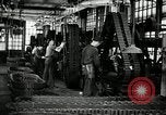 Immagine di Mezza carreggiata linea di assemblaggio Akron Ohio USA, 1941, secondo 30 filmato di repertorio 65675030485
