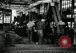 Immagine di Mezza carreggiata linea di assemblaggio Akron Ohio USA, 1941, secondo 34 filmato di repertorio 65675030485