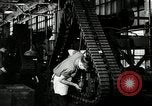 Immagine di Mezza carreggiata linea di assemblaggio Akron Ohio USA, 1941, secondo 37 filmato di repertorio 65675030485