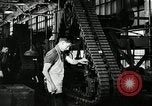 Immagine di Mezza carreggiata linea di assemblaggio Akron Ohio USA, 1941, secondo 39 filmato di repertorio 65675030485