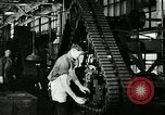 Immagine di Mezza carreggiata linea di assemblaggio Akron Ohio USA, 1941, secondo 40 filmato di repertorio 65675030485
