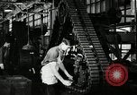 Immagine di Mezza carreggiata linea di assemblaggio Akron Ohio USA, 1941, secondo 41 filmato di repertorio 65675030485