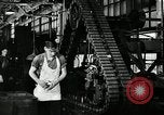 Immagine di Mezza carreggiata linea di assemblaggio Akron Ohio USA, 1941, secondo 43 filmato di repertorio 65675030485
