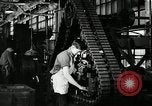 Immagine di Mezza carreggiata linea di assemblaggio Akron Ohio USA, 1941, secondo 45 filmato di repertorio 65675030485
